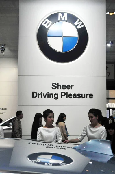 Funcionários Chineses Conversam Stand Bmw Durante 15Th Shanghai International Automobile — Fotografia de Stock