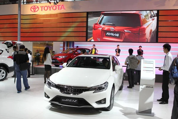 Gente Visita Stand Toyota Durante Una Exposición Automóviles Shanghai China —  Fotos de Stock