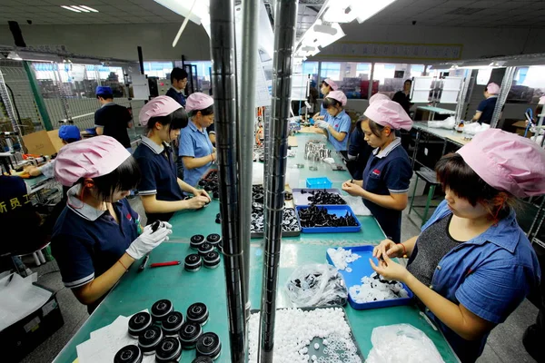 Chinesische Arbeiterinnen Montieren Verschlüsse Von Vakuumflaschen Werk Von Thermos China — Stockfoto