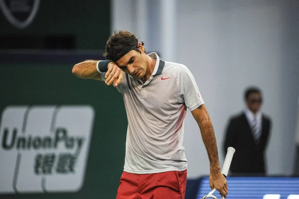 Switzerland Roger Federer Wipes Sweats Match France Gael Monfils Shanghai — Stock Photo, Image