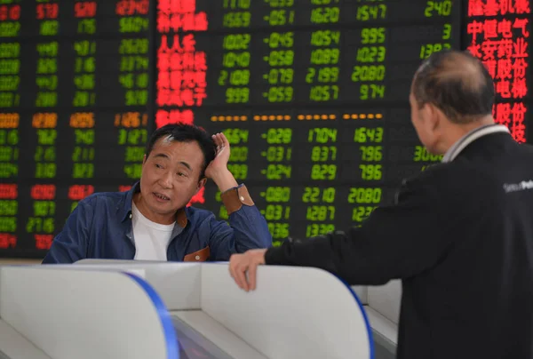 Китайські Інвестори Зображені Вони Дивляться Цін Акцій Червоний Зростання Цін — стокове фото