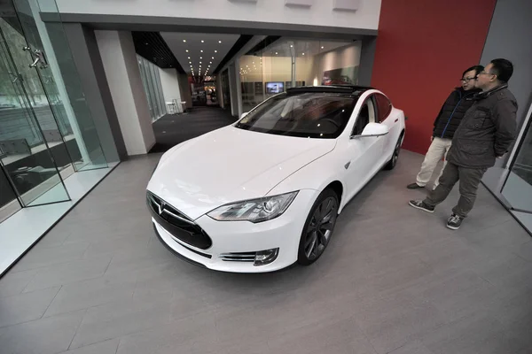 Besucher Betrachten Ein Weißes Elektroauto Das Tesla Store Peking China — Stockfoto