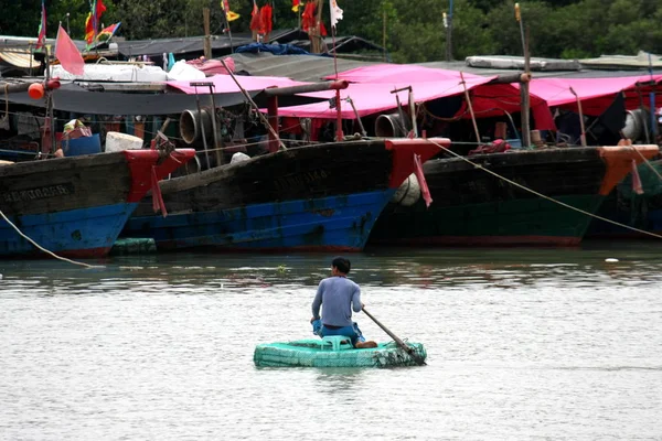 Fisherman Rows Raft Fishing Boats Docked Harbor Typhoon Utor Approaches — Stock Photo, Image