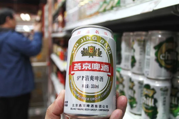 Cliente Compra Una Lata Cerveza Yanjing Supermercado Xuchang Provincia Central — Foto de Stock
