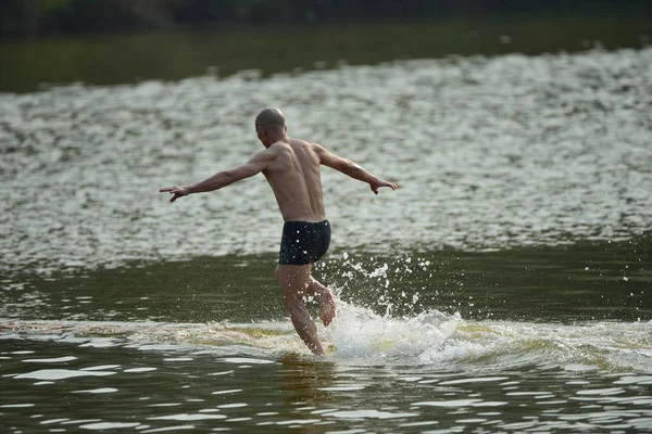 Kinesiska Shaolin Munk Shi Liliang Går Vattnet Övning Quanzhou Sydöstra — Stockfoto