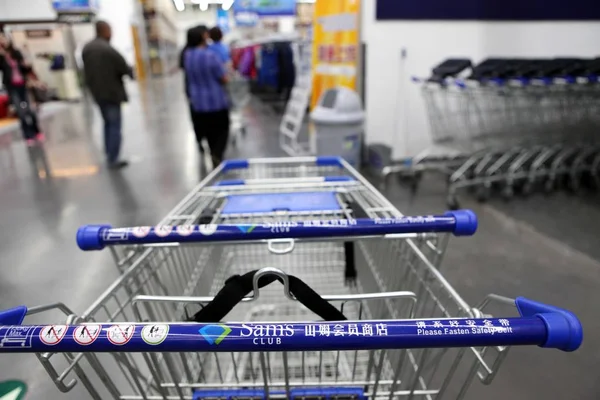 Customers Walk Shopping Carts Sams Club Outlet Beijing China September — Stock Photo, Image