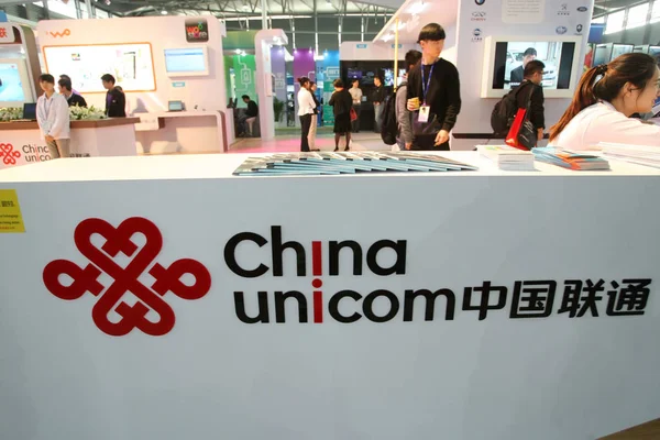 Emberek Látogatása Állvány China Unicom Alatt Kínai Nemzetközi Ipari Vásár — Stock Fotó