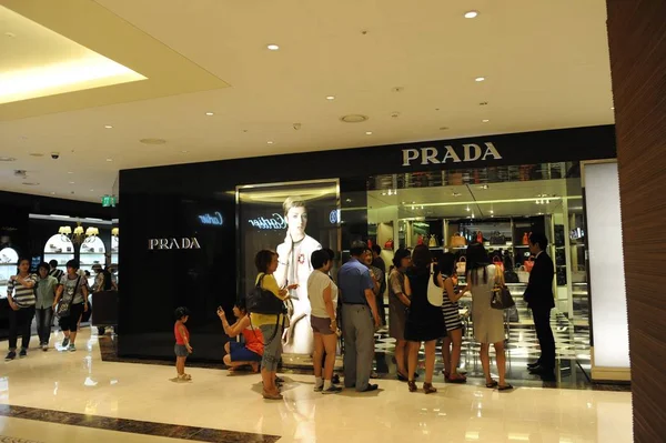 Clientes Fazem Fila Frente Uma Loja Prada Shilla Duty Free — Fotografia de Stock