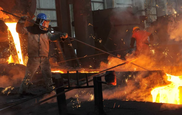 Trabalhador Chinês Lança Ferro Uma Fábrica Dongbei Special Steel Group — Fotografia de Stock