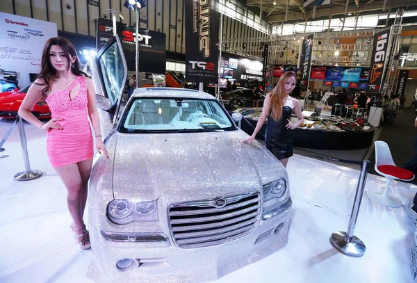 Молоді Моделі Позі Кришталевими Studed Chrysler 300C Під Час Нанкін — стокове фото