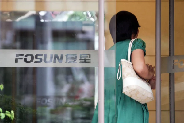 Eine Frau Betritt Das Bürogebäude Der Fosun Group Shanghai China — Stockfoto