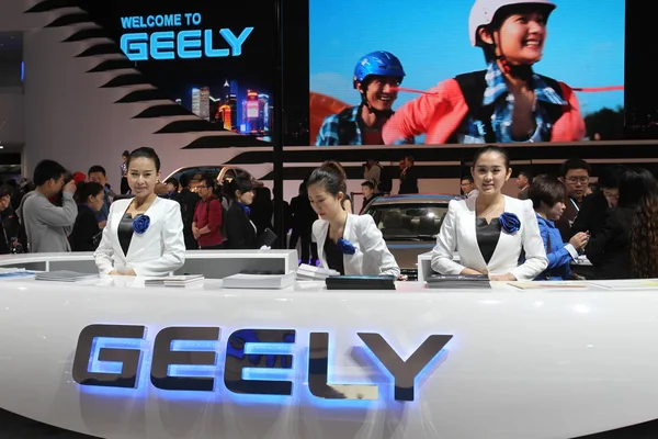 Chinese Staff Members Seen Stand Geely 15Th Shanghai International Automobile — Stock Photo, Image