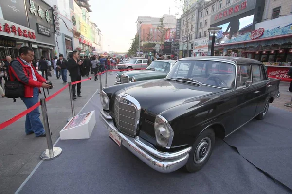 観光客は 中国の王富士商店街でクラシックカーチャレンジ中国2013中にメルセデスベンツの古いタイマー車を見て 2013年10月11日 — ストック写真