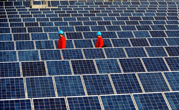 Trabajadores Chinos Revisan Matrices Paneles Solares Azotea Edificio Empresas Condado —  Fotos de Stock