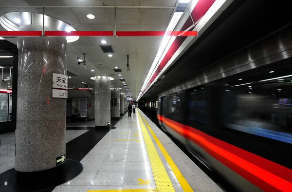 Treno Della Metropolitana File Arriva Una Stazione Della Metropolitana Pechino — Foto Stock