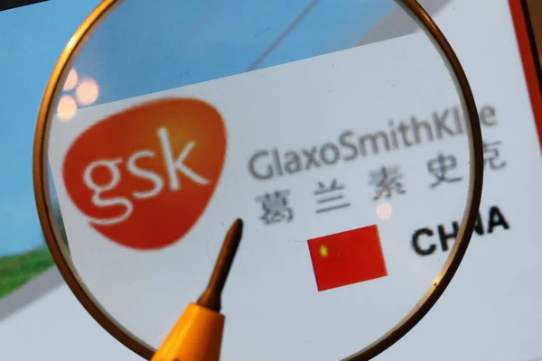 Netizen Browses Chinese Website Glaxosmithkline Gsk Shanghai China July 2013 — Stock Photo, Image