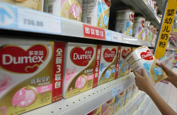 Een Klanten Winkel Voor Dumex Baby Formula Van Danone Een — Stockfoto