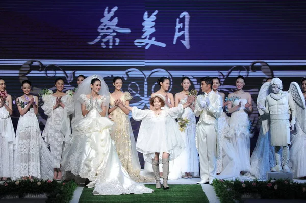 Tasarımcı Tsai Mei Yueh Merkezi Seyirci Tsaimeiyue Düğün Elbise Moda — Stok fotoğraf