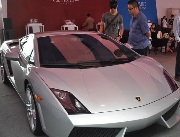 Los Visitantes Observan Automóvil Deportivo Lamborghini Durante Una Exposición Automóviles — Foto de Stock
