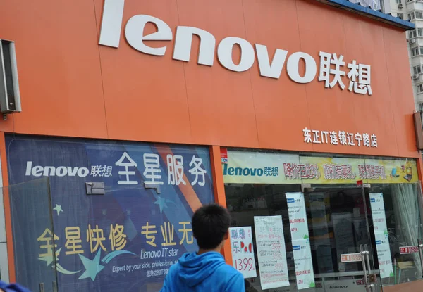 Piesze Wędrówki Obok Sklepu Lenovo Qingdao Wschodnia Prowincja Chinas Shandong — Zdjęcie stockowe