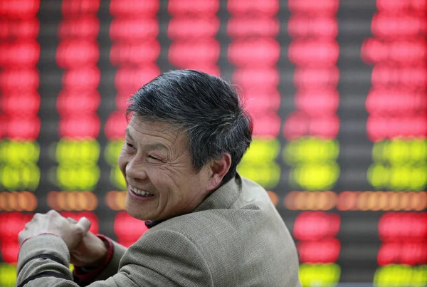 Китайський Інвестора Посміхається Він Виглядає Цінами Акцій Червоний Підйому Ціна — стокове фото