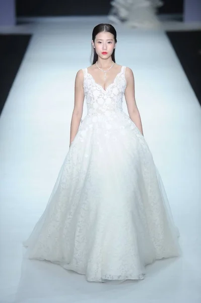 Model Displays New Creation Designer Peng Jing All White Haute — Stock Photo, Image