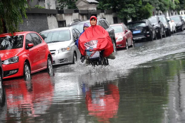 Halv Nedsänkta Bilar Färdas Översvämmad Gata Orsakad Typhoon Fitow Hangzhou — Stockfoto