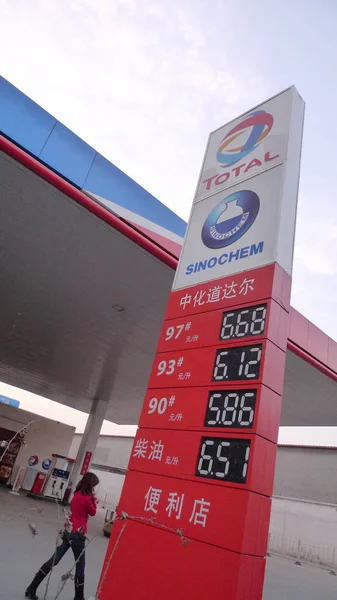 Pedestre Passa Por Posto Gasolina Sinochem Total Pequim China Março — Fotografia de Stock