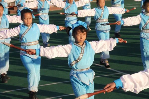 中国の若い学生は Hubin Zhaihao 村小学校での書道をテーマにした運動を練習 ボクシング郡 Binzhou 東中国山東省 月2013 — ストック写真