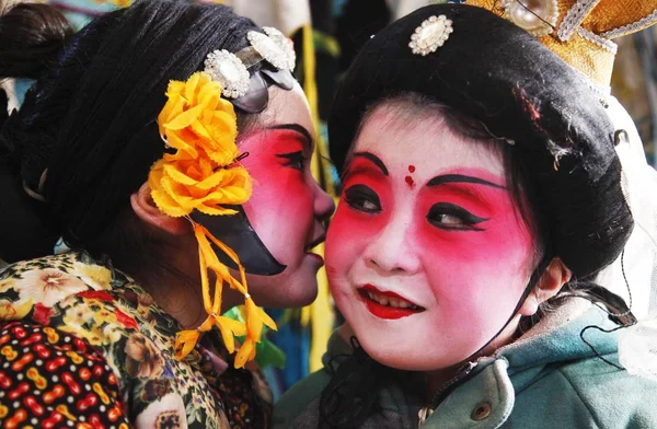 2012年2月18日 在中国中部的河南省华县的庙会上 穿着京剧化妆的孩子们被拍到 — 图库照片