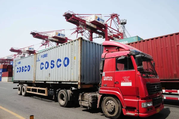 Lastbil Transporterar Containrar Cosco Hamnen Qingdao Qingdao City East Chinas — Stockfoto