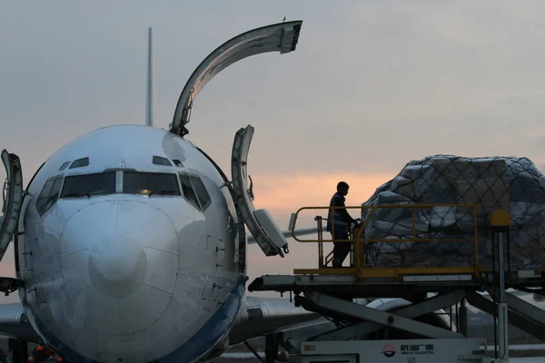 Chińscy Pracownicy Zwalniać Paczki Cargoplane Airlines Nantong Xingdong Airport Nantong — Zdjęcie stockowe