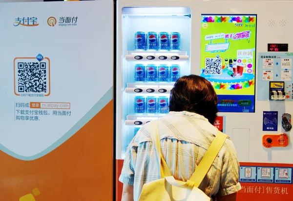 Customer Buys Drinks Vendering Machine Supporting Alipay Site Payment Beijing — Stock Photo, Image