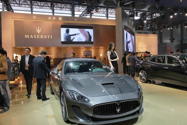 Visitantes Olham Para Carros Maserati Durante 15Th Shanghai International Automobile — Fotografia de Stock