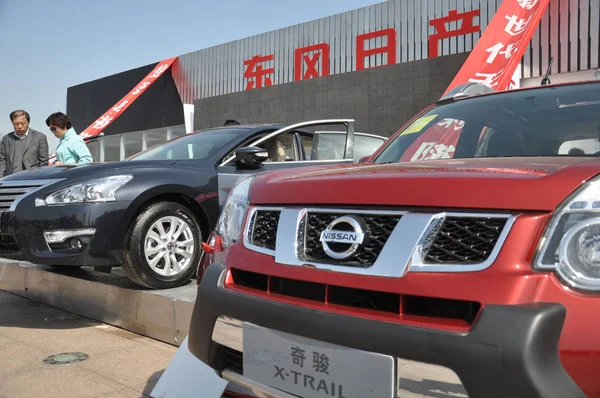Látogatók Pillantást Nissan Autók Alatt Egy Autókiállítás Qingdao Kelet Chinas — Stock Fotó