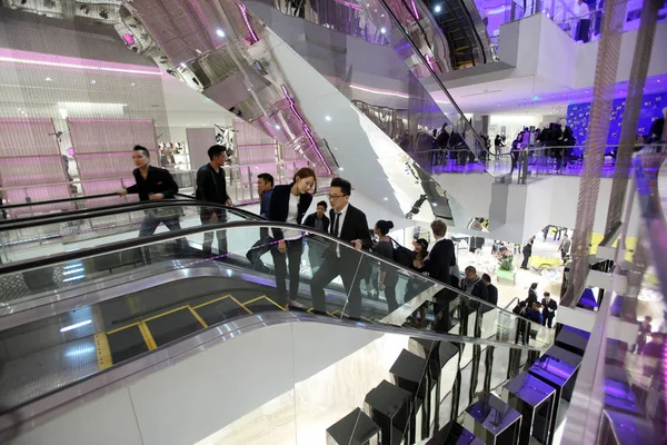 2013年10月23日 中国上海时代广场新开业的Lane Crawford旗舰店 顾客乘坐自动扶梯 — 图库照片
