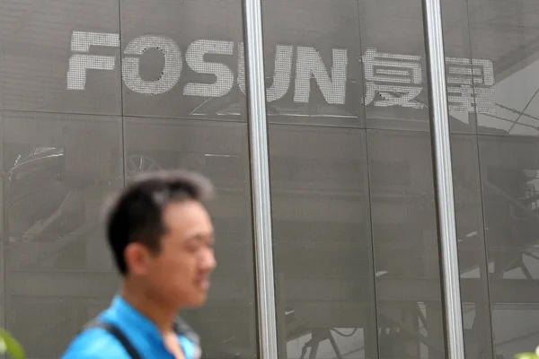 Ein Fußgänger Geht Hauptsitz Der Fosun International Ltd Shanghai China — Stockfoto