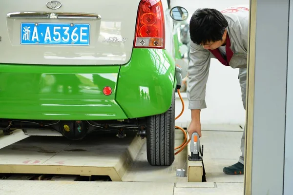 Ein Arbeiter Lädt Einen Elektrischen Kleinwagen Einer Verleihstation Der Stadt — Stockfoto