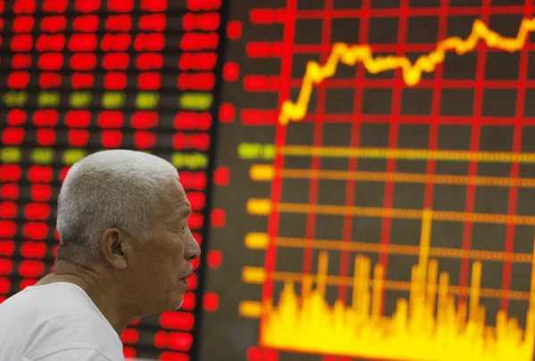 Investor Cina Melihat Harga Saham Merah Untuk Kenaikan Harga Sebuah — Stok Foto