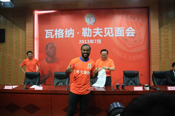 Brezilyalı Futbolcu Vagner Love Onun Jinan Doğu Chinas Shandong Eyaleti — Stok fotoğraf
