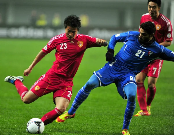 Peng Číny Vlevo Zpochybňuje Yousef Nasser Kamil Kuvajtu Přátelské Fotbalové — Stock fotografie