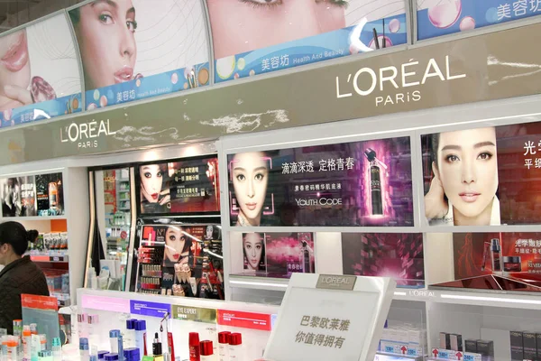 Los Cosméticos Loreal Los Productos Para Cuidado Piel Están Venta — Foto de Stock