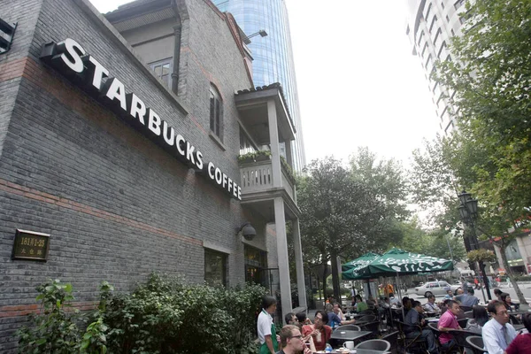2013년 10월 상하이의 스타벅스 카페에서 커피를 마시는 — 스톡 사진