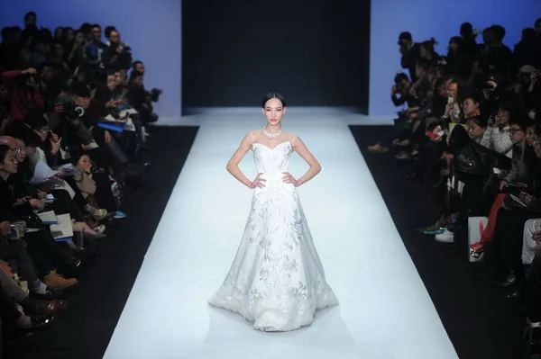Bir Modeli Tasarımcısı Peng Jing Tüm Beyaz Haute Couture Moda — Stok fotoğraf