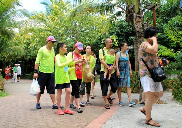 Turistas Visitam Sanya Durante Férias Verão Sanya Sul Província Chinas — Fotografia de Stock