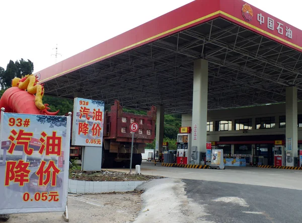2013年8月30日 中国中部の湖北省宜昌市にあるペトロチャイナの親会社であるCnpc 中国国家石油公社 のガソリンスタンドで トラックが給油されるのを待っている — ストック写真
