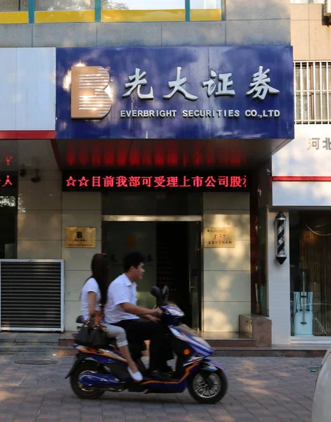 Des Motocyclistes Passent Devant Une Succursale Everbright Securities Ltd Shijiazhuang — Photo