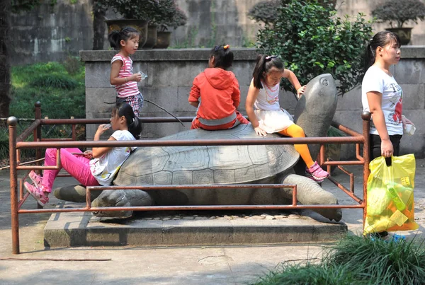 Los Niños Chinos Sientan Una Tortuga Piedra Gigante Durante Las — Foto de Stock