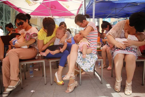 Las Madres Chinas Amamantan Sus Bebés Durante Evento Flash Mob —  Fotos de Stock