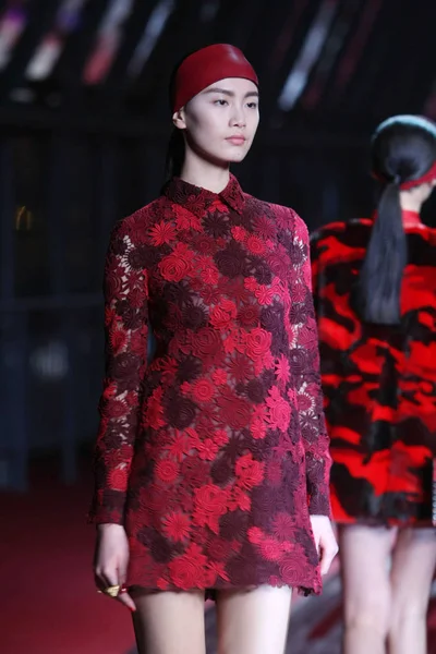Modelo Muestra Una Nueva Creación Colección Valentino Shanghai Desfile Moda — Foto de Stock
